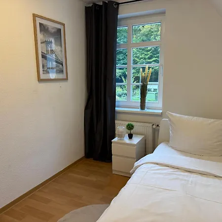 Monteurwohnung ,ruhig Gelegen, Parkplatz & Wlan Inklusive Apartment *